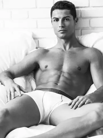 Christiano Ronaldo torse nu et en boxer pour CR7 Underwear...