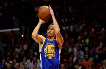 Stephen Curry et son superbe panier à 3 points, quelques secondes après s'être battu!