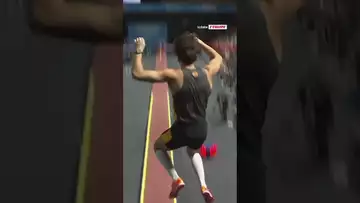 6,02m de hauteur : le saut à la perche incroyable d'Armand Duplantis ! #shorts #sports