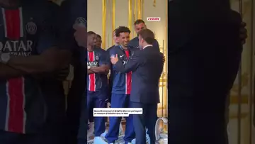 🇫🇷 Quand Emmanuel et Brigitte Macron partagent un moment d’intimité avec le PSG #shorts