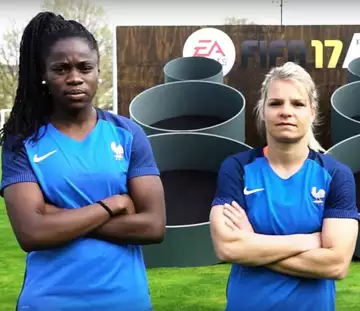 Bucket challenge : les Bleues jouent à Fifa en mode réel