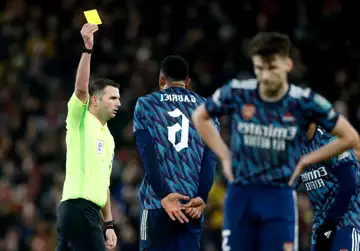 Paris suspecte un carton jaune contre Arsenal, la fédération intervient