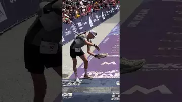 👟🍾 La célébration insolite de Tom Evans après sa victoire sur l'UTMB 2025 #ultratrail