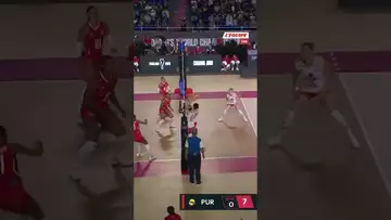 🔥🏐 Magnifique sauvetage du pied ! #volleyball #highlights #sports