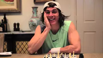 Elliot Loney imite à la perfection Rafael Nadal et c'est troublant