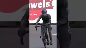😆 Son vélo se transforme en trottinette pour la fin de la course #velo #cyclisme