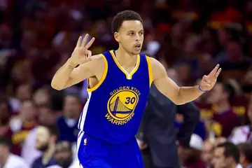 Magnifique 3 pts de Stephen Curry sur le Buzzer !