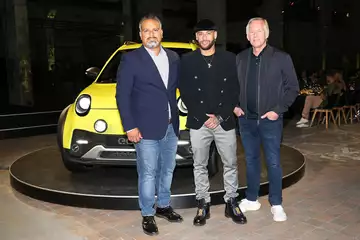 Neymar dévoile la nouvelle voiture électrique de son partenaire e.GO Mobile