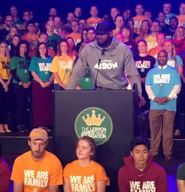 Une école pour enfants en difficulté ouverte par LeBron James!