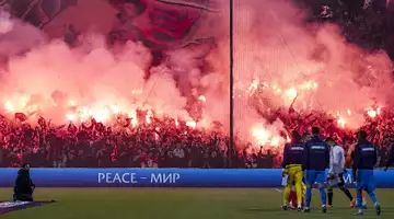 Un supporter de Feyenoord met les Marseillais entre parenthèses avec une tenue du PSG (vidéo)