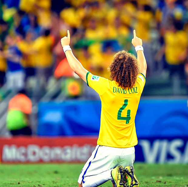 DavidLuiz-KneelsOnField-1000px_shutterstock_203485621