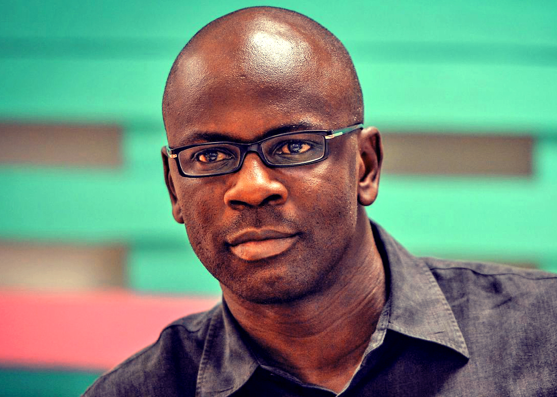 l-ancien-international-francais-lilian-thuram-lors-de-la-visite-d-une-bibliotheque-dans-une-favala-de-rio-le-15-mars-2014_5216437