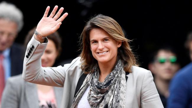 l-ancienne-championne-de-tennis-amelie-mauresmo-avant-de-recevoir-la-bague-du-prestigieux-hall-of-fame-le-4-juin-2016-a-roland-garros_5609721