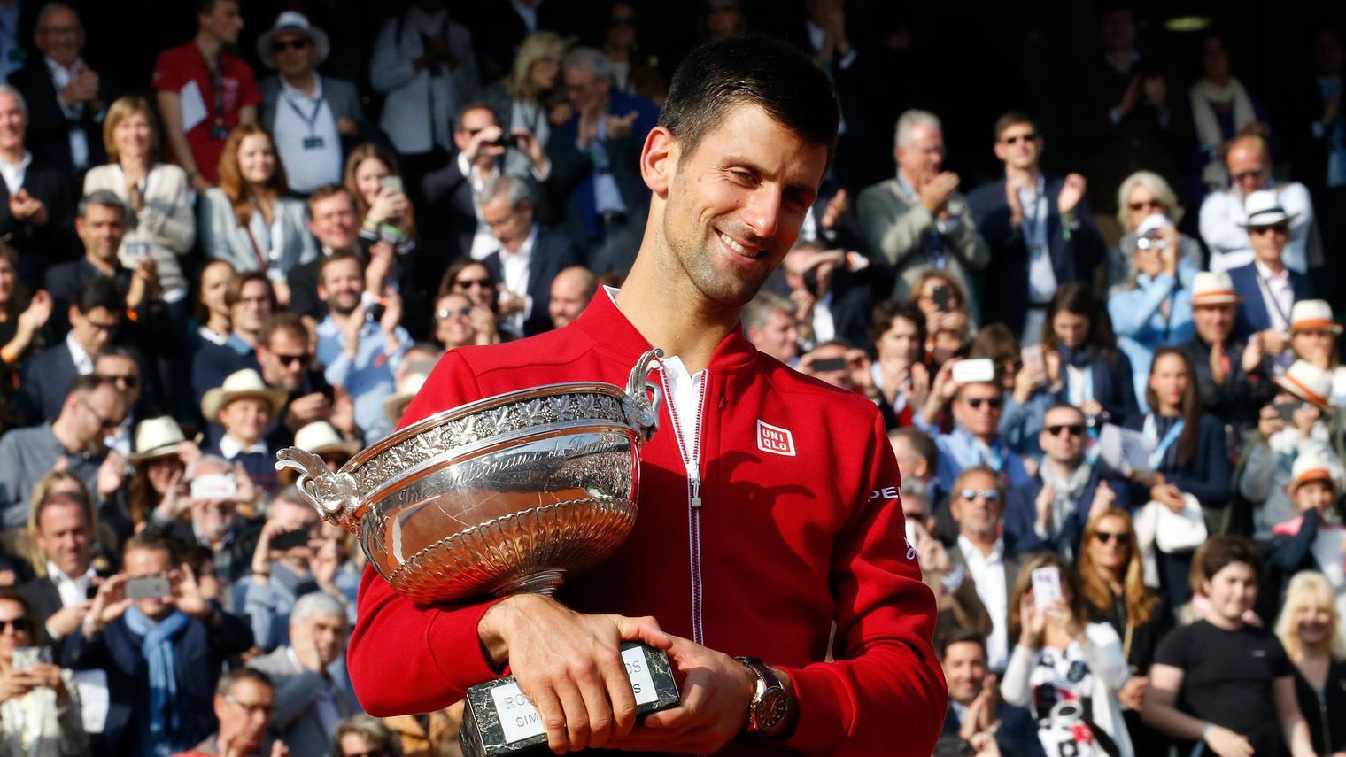 novak-djokovic-avec-la-coupe-des-mousquetaires-il-vient-de-gagner-roland-garros-2016_5610043