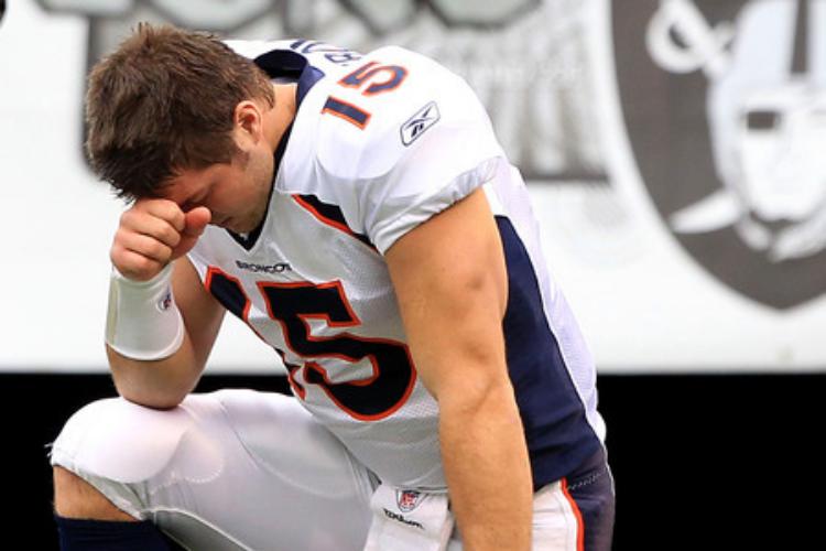 tebow_kneel_medium