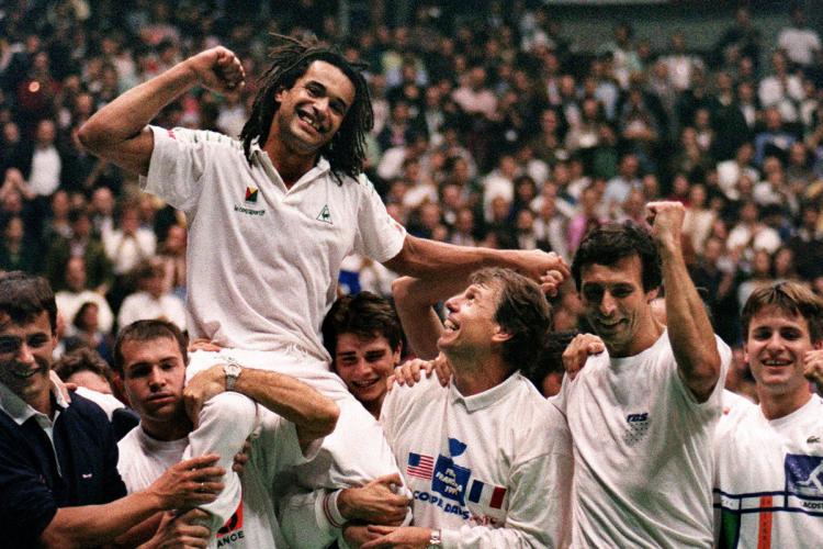 yannick-noah-est-porte-en-triomphe-par-les-membres-de_2219963_1200x800