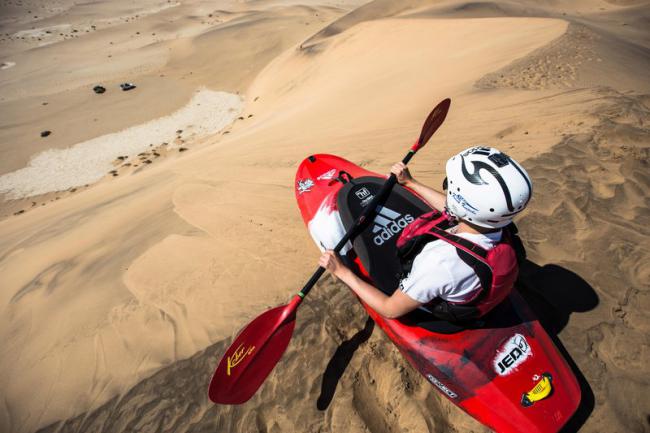 eric-walter-prêt-à-se-lancer-en-kayak-sur-une-dune