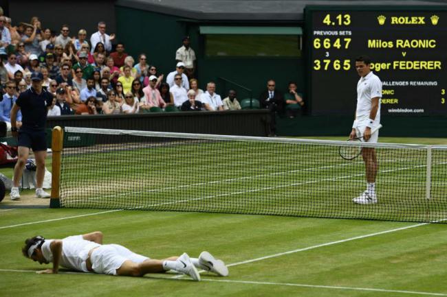 roger-federer-a-terre-apres-avoir-ete-elimine-par-milos-raonic-qui-va-disputer-sa-premiere-finale-de-grand-chelem-photo-afp-1467992670