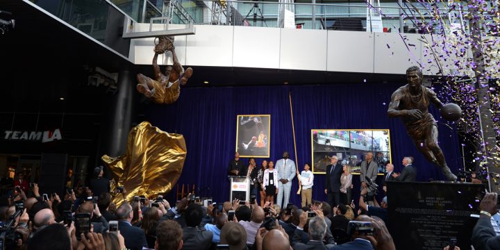 http://www.europe1.fr/sport/shaquille-oneal-legende-de-la-nba-a-desormais-sa-statue-devant-le-staples-center-3194840