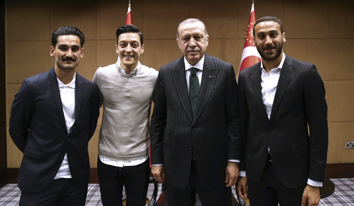 Ilkay Gündogan et Mezut Özil créent la polémique en posant avec Recep Erdogan