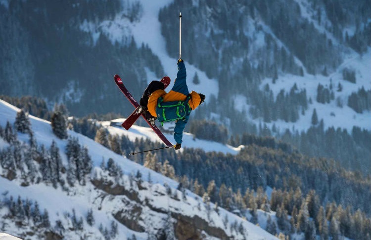 Candide Thovex fait le buzz avec un saut à ski qui dépasse l'entendement