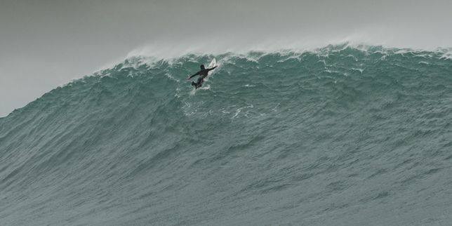 Des surfeurs ont eu la drôle d'idée d'aller surfer dans des lieux pour le moins "inhabituels"...