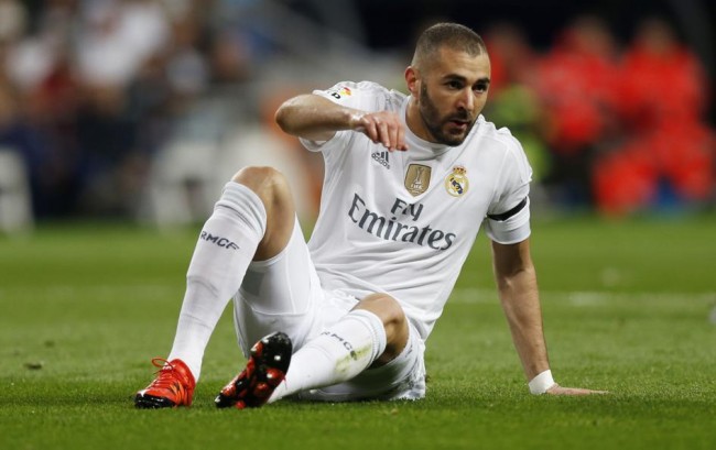 Fail : Karim Benzema crache pendant la Marseillaise ....