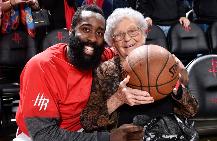 Le beau geste de James Harden pour les 100 ans de cette mamie