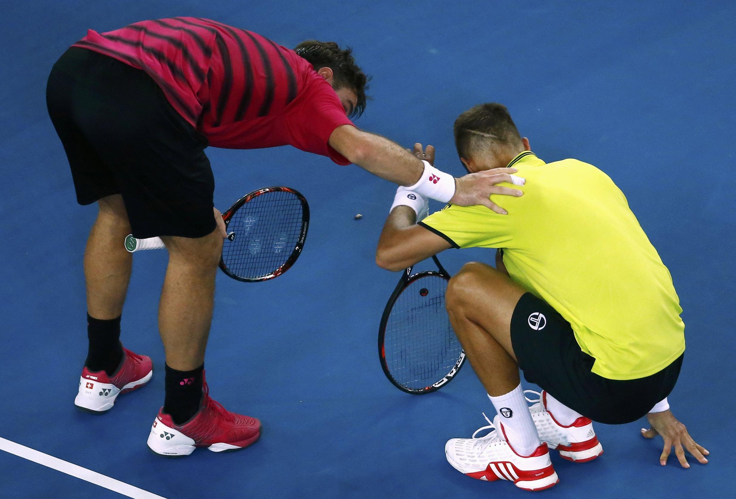 Stan Wawrinka dégomme Martin Klizan avec un coup très mal placé...