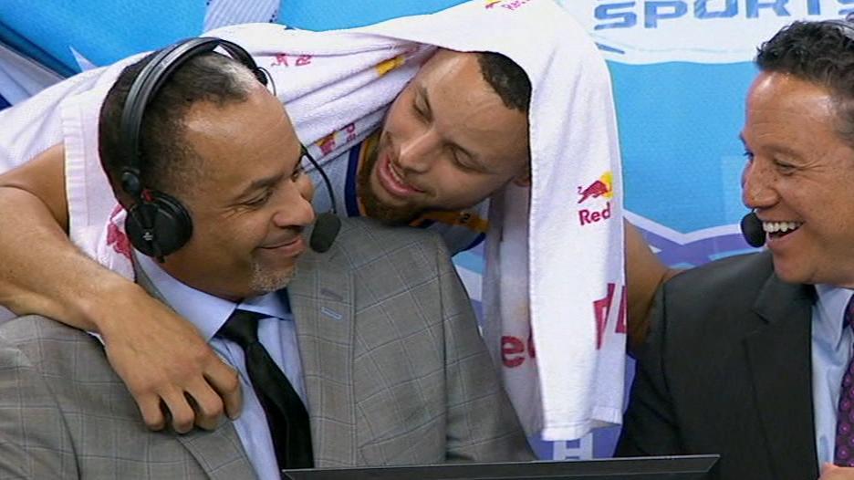 Stephen Curry prend une sacré claque par son père devant le public !