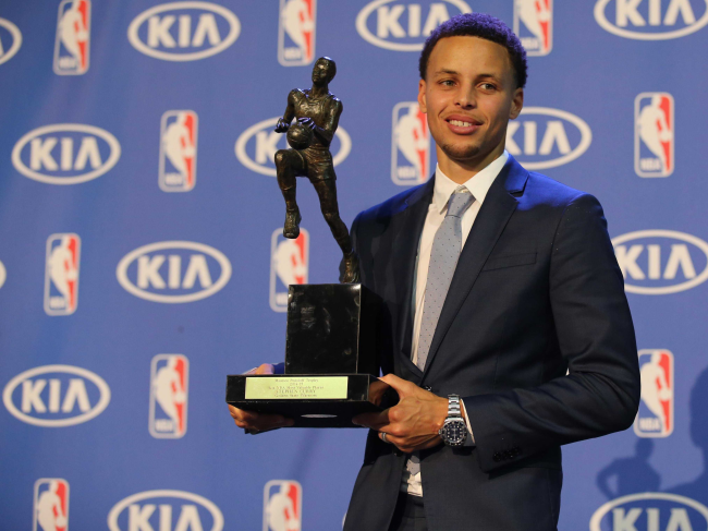 Stephen Curry sacré MVP à l'unanimité !