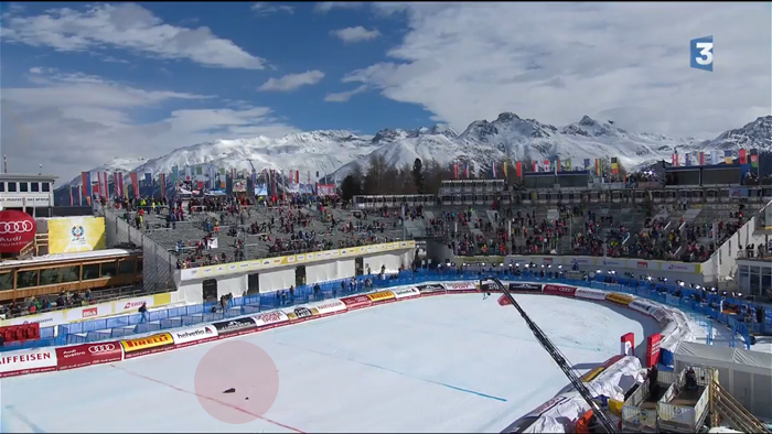 Une caméra tombe sur la piste à Saint Moritz !