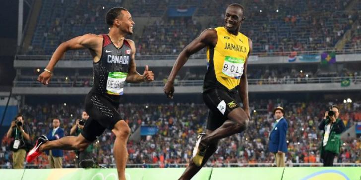 Usain Bolt s'amuse avec un concurrent en pleine course