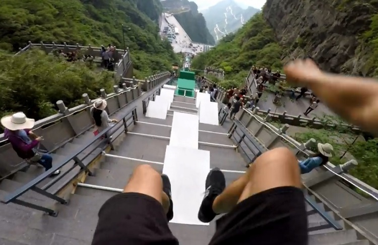 Incroyable : Il descend en parkour le Mont Tianmen !