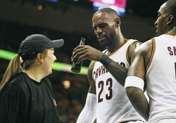 LeBron James manque un panier et se console..  avec une bière !