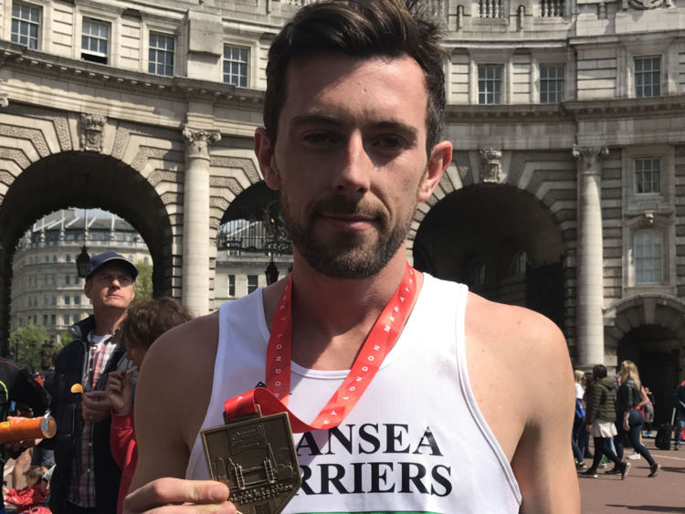 Un coureur s'illustre au marathon de Londres en aidant un autre coureur !