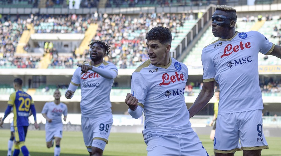 Le Napoli ne lâche pas prise