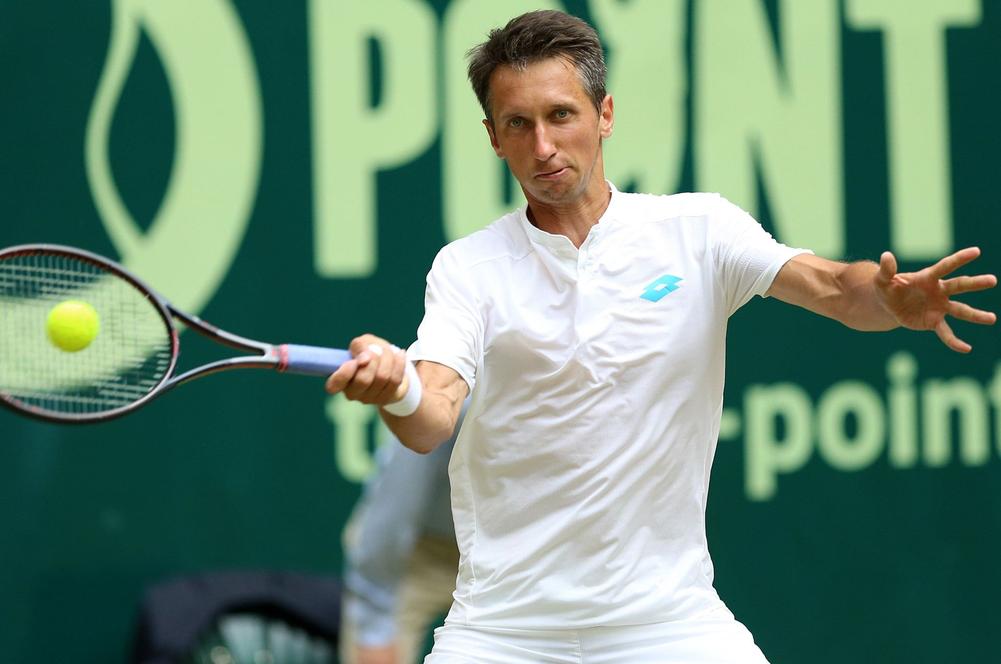Loin du tennis : l'ex-gratteur de Federer surveille Kiev en salopette et kalachnikov