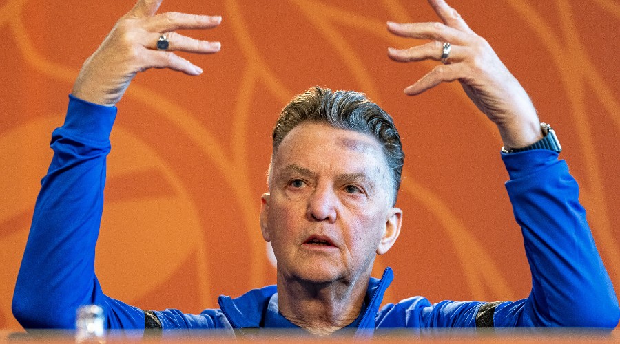 Van Gaal critique la Coupe du monde au Qatar, la qualifiant de "ridicule".
