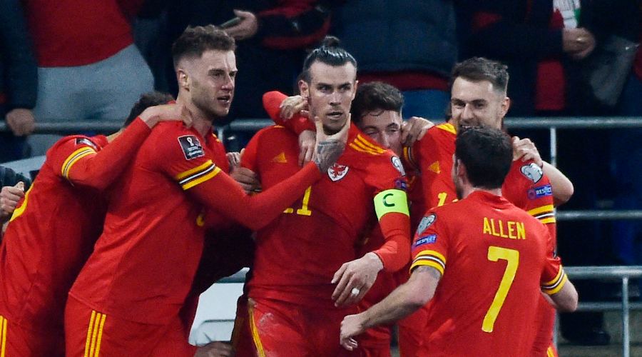 Coup franc "juninhesque" de Bale (vidéo)