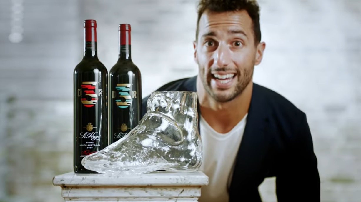 St Hugo Wines lance la carafe à décanter "Daniel Ricciardo" en forme de chaussure