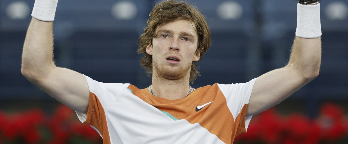 Rublev bat Djokovic