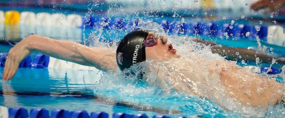 La natation : Armstrong bat le record du monde du 50 m dos.