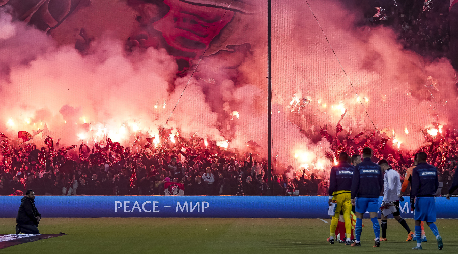 Un supporter de Feyenoord met les Marseillais entre parenthèses avec une tenue du PSG (vidéo)
