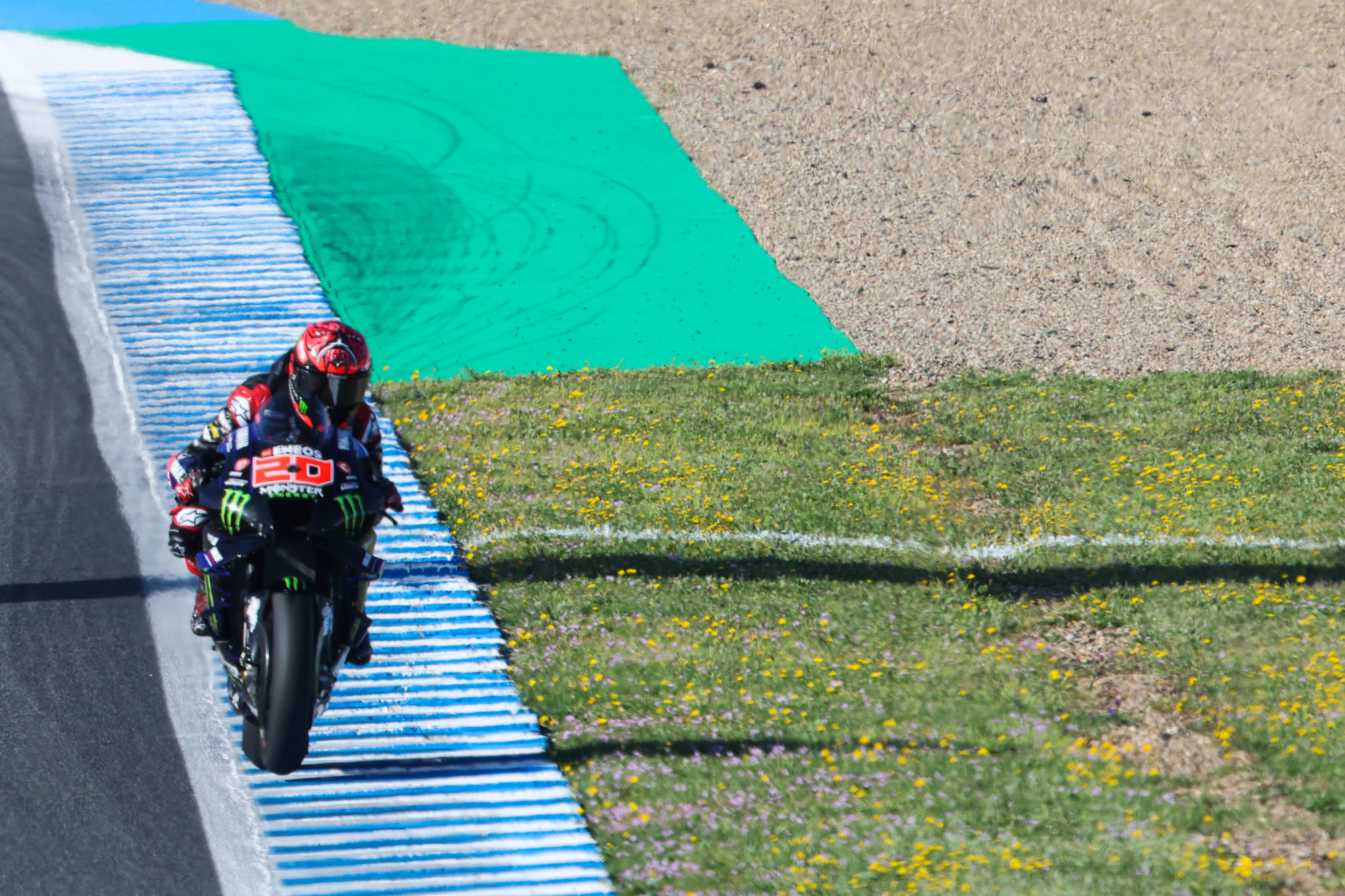 Quartararo termine deuxième derrière Bagnaia et prend la tête du championnat