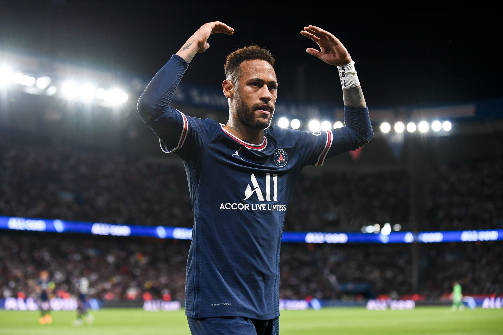 PSG : Neymar officialise sa relation !