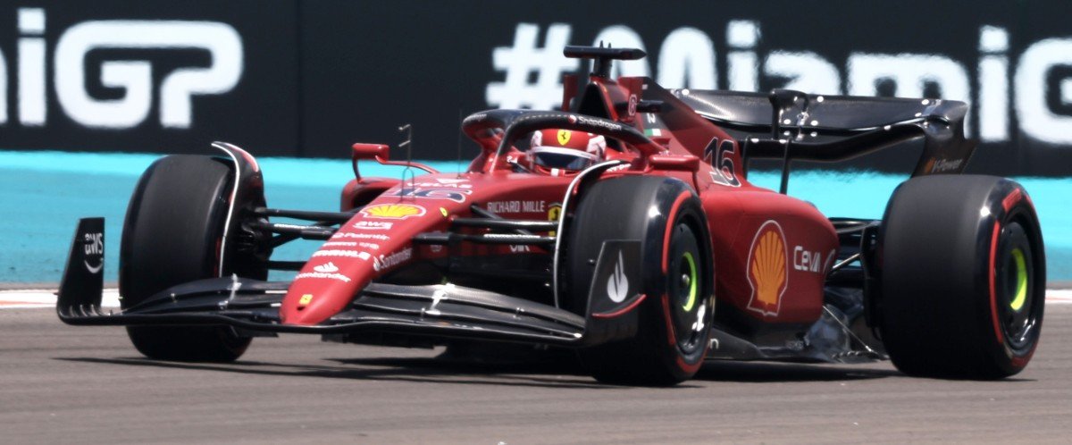 Leclerc et Ferrari en tête