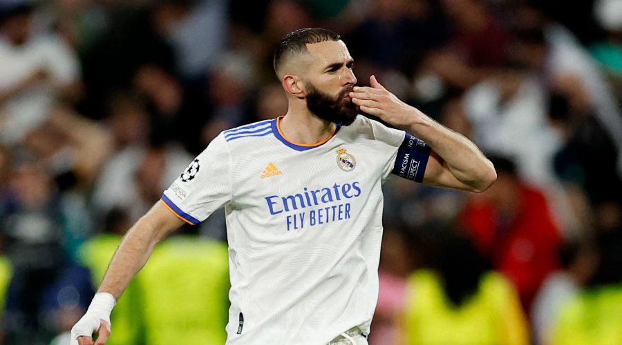 Benzema accueilli comme une rock star à Paris