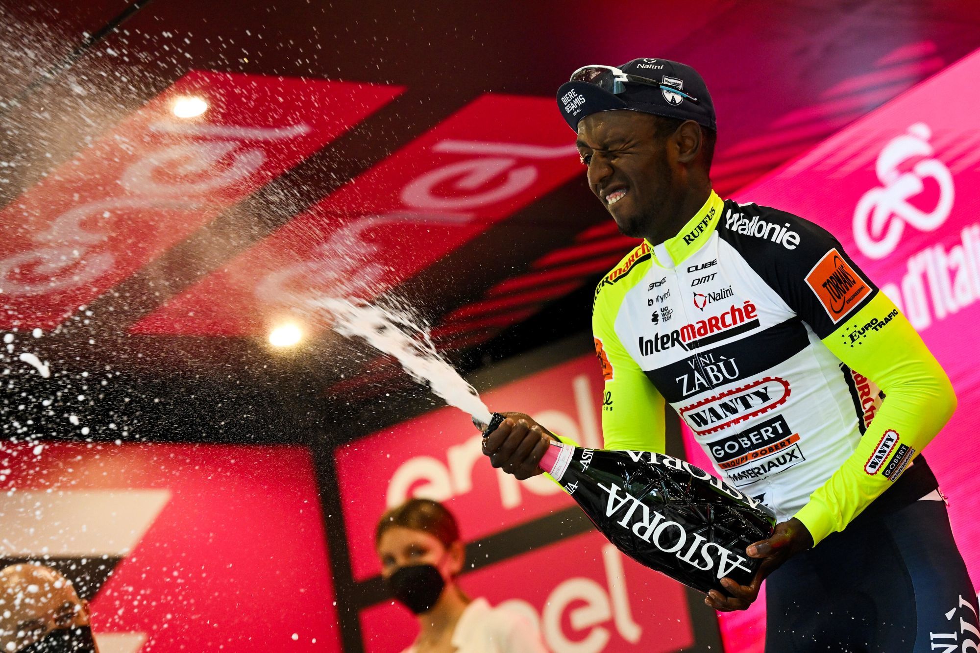 Giro : le vainqueur du jour Girmay se blesse avec... une bouteille de champagne