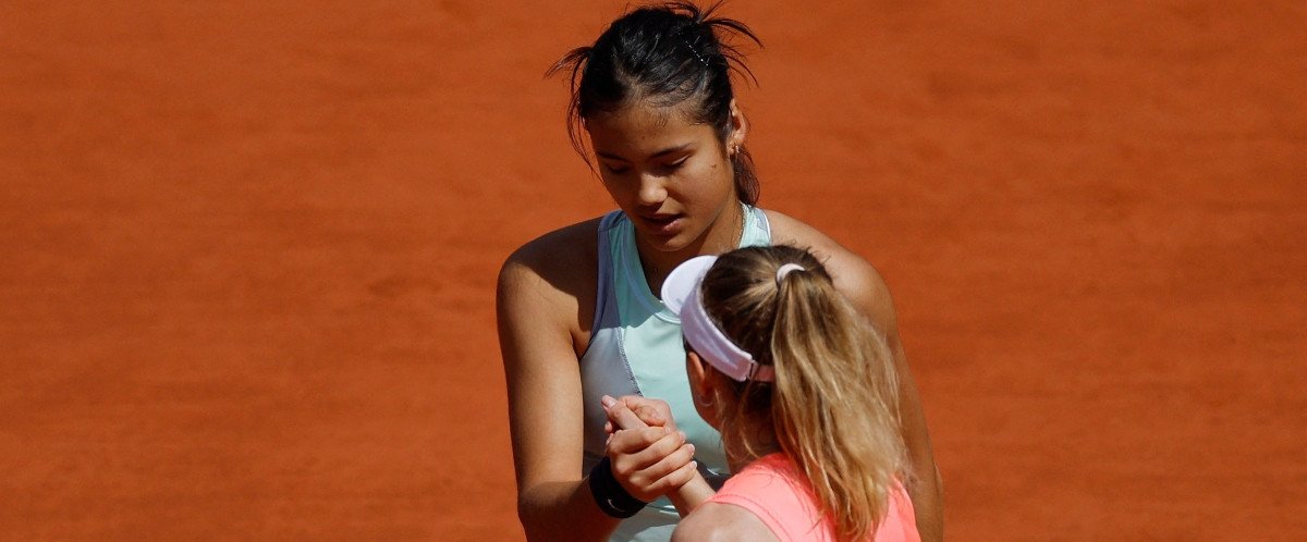 Raducanu déjà dehors, Azarenka tient la corde